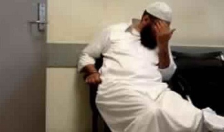 تسجيل صوتي لامام مع خليلته يثير غضب السكان