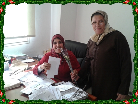 المرأة النقابية و الجمعوية رفقة زملائها الرجال تهدي الورود الى النساء العدليات