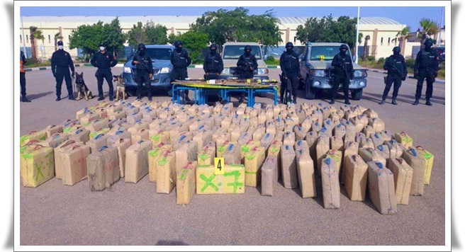 الفرقة الوطنية والدرك الملكي و الديستي في عملية مشتركة يضربون بقوة ويحجزون 940 كيلوغرام من الشيرا