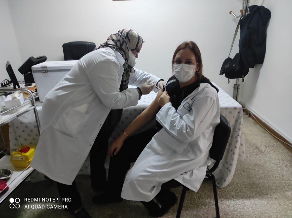 الاطر الصحية و التمريضية بالجديدة اول المستفيدين من جرعات التلقيح بعد جرعة الملك بفاس