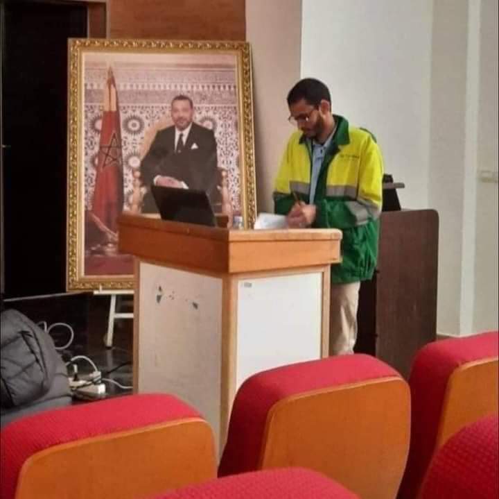 يوم للتاريخ,بزي عامل النظافة طالب يناقش أطروحة الدكتوراه و يلقى إشاذة واسعة