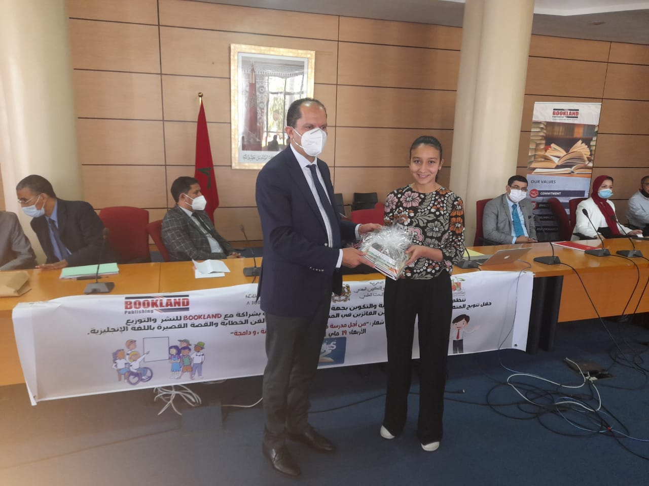 الأكاديمية الجهوية للتربية والتكوين لجهة الدار البيضاء – سطات ومؤسسة بوكلاند يتوجان المتعلمات والمتعلمين الفائزين في المسابقتين الجهوتين لفن الخطابة ، و القصة القصيرة باللغة الإنجليزية