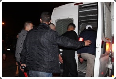 3 أشخاص يحتجزون سيدة داخل شقتها من أجل السرقة باستعمال مفاتيح مزورة يوجدون تحت أيدي عناصر الشرطة القضائية