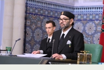 توشيحات باوسمة ملكية بعمالة الجديدة و السيد العامل بالنيابة على رأس المستمعين للخطاب الملكي السامي