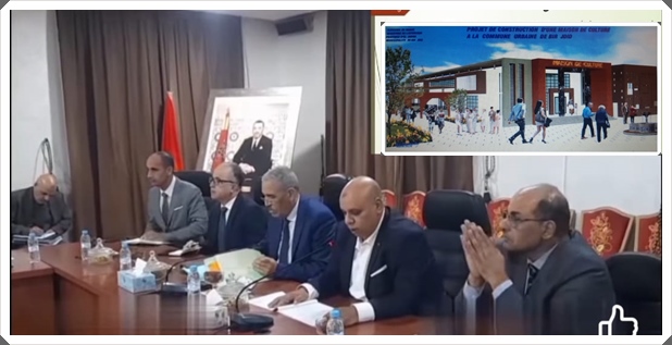 عامل الجديدة يقوم بزيارة عمل الى جماعة البير الجديد و الرئيس يطلعه على المشاريع عبر تقرير مفصل