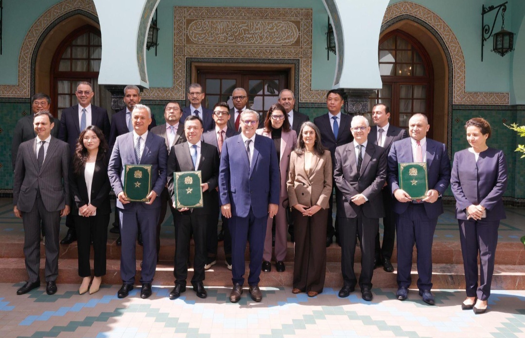 رئيس الحكومة يترأس مراسم التوقيع على اتفاقية استثمارية مع المجموعة الصينية “صنرايز” Sunrise الرائدة في قطاع النسيج