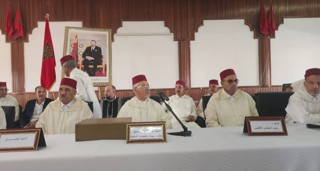 الحاجب الملكي رفقة وفد مرافق له يزيل بلغته وقارا و احتراما ويلج الى ضريح مولاي بوشعيب بازمور