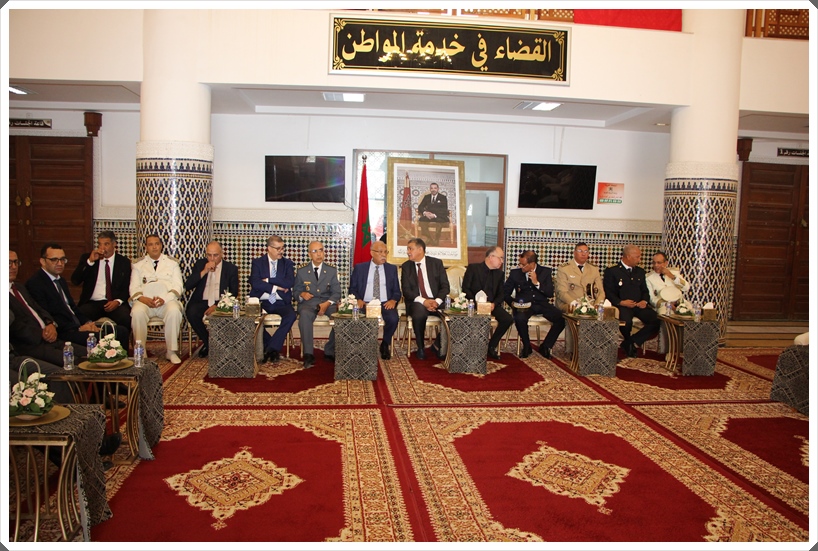أسرة القضاء بالجديدة تحتفي بعيد العرش المجيد ببهو قصر العدالة في أجواء مغمورة بالفرح , و تتقاسم الاحتفال مع الكاتب العام لعمالة الاقليم و الوفد المرافق له